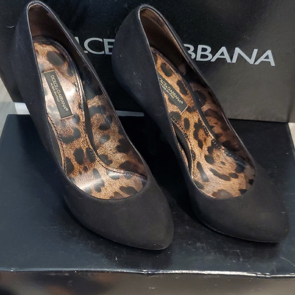 Dolce & Gabbana Black Suede Pointed-Toe Pumps with Leopard Insole